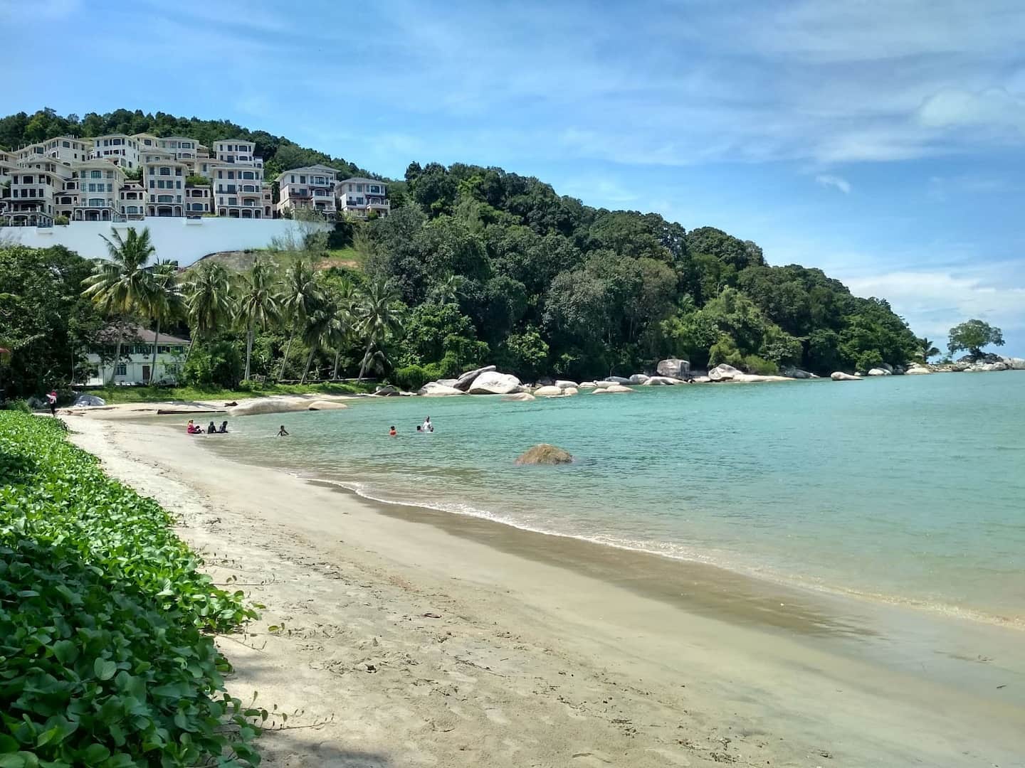 tempat menarik di batu ferringhi pantai moonlight bay